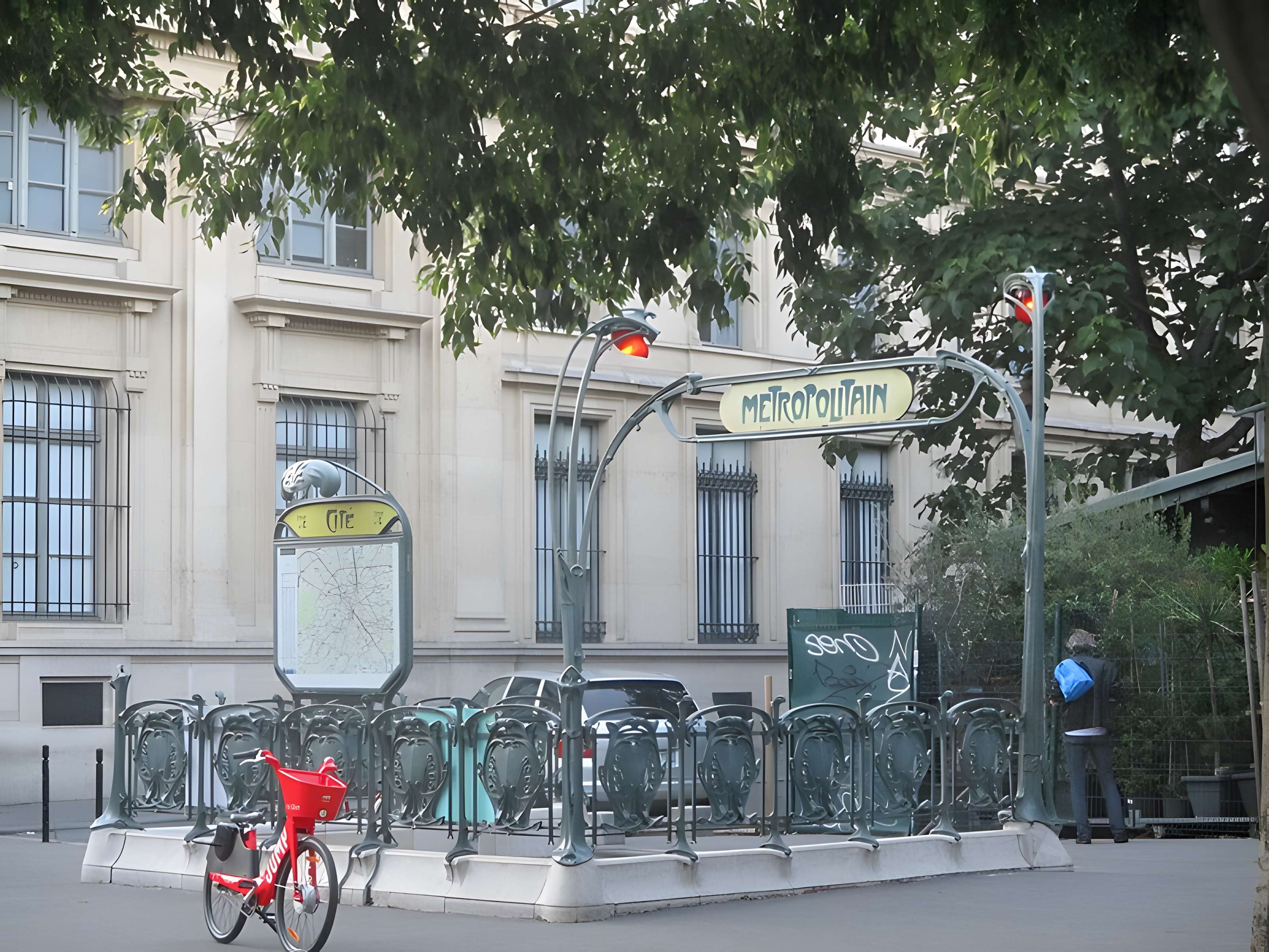 Édicule Guimard de la station Cité - Paris 4ème