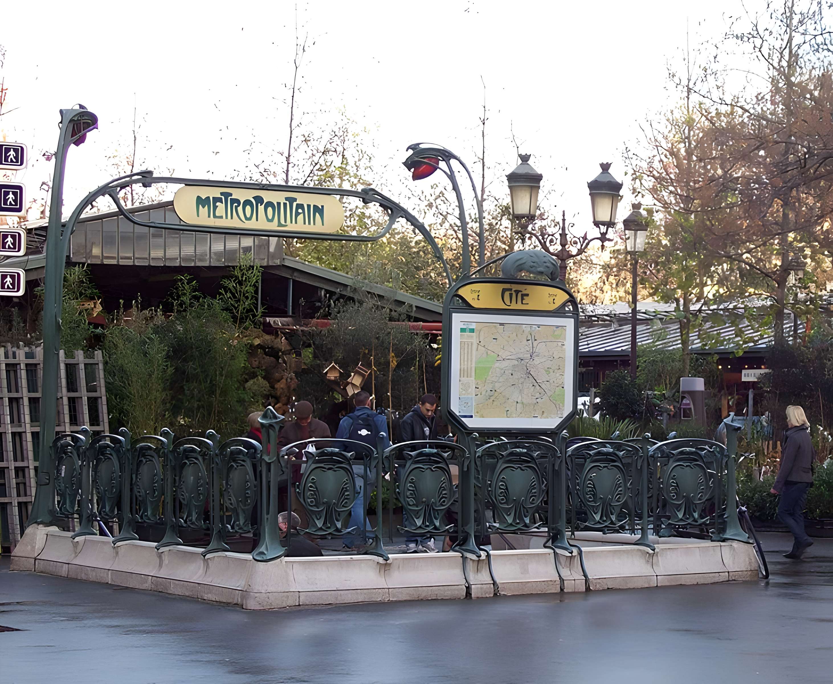Édicule Guimard de la station Cité - Paris 4ème