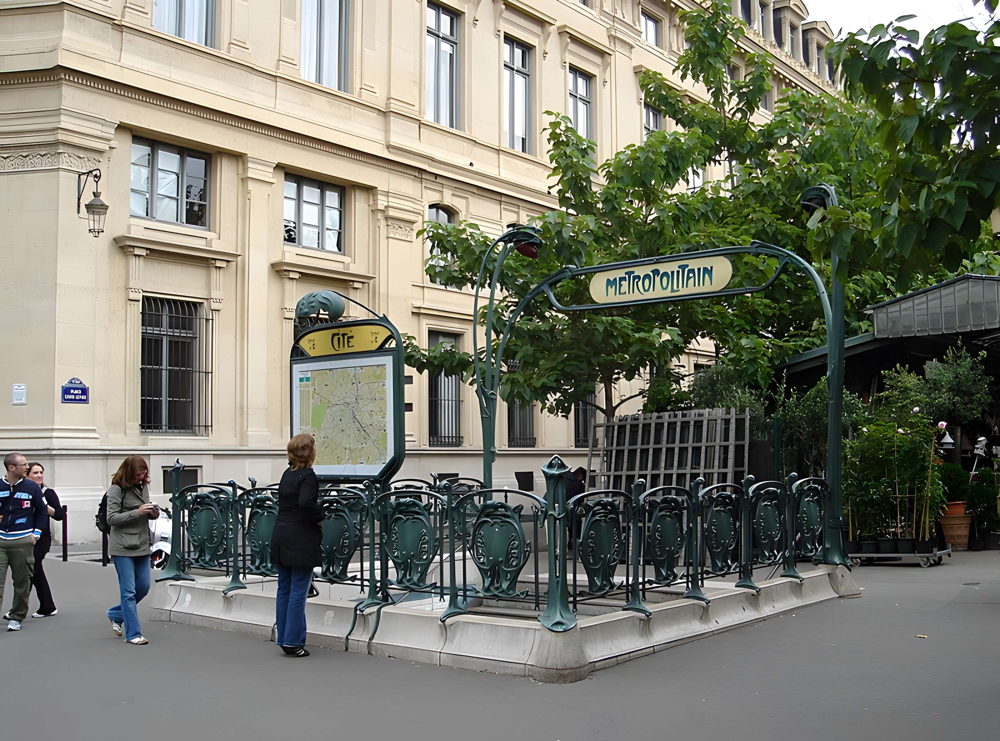 Édicule Guimard de la station Cité - Paris 4ème