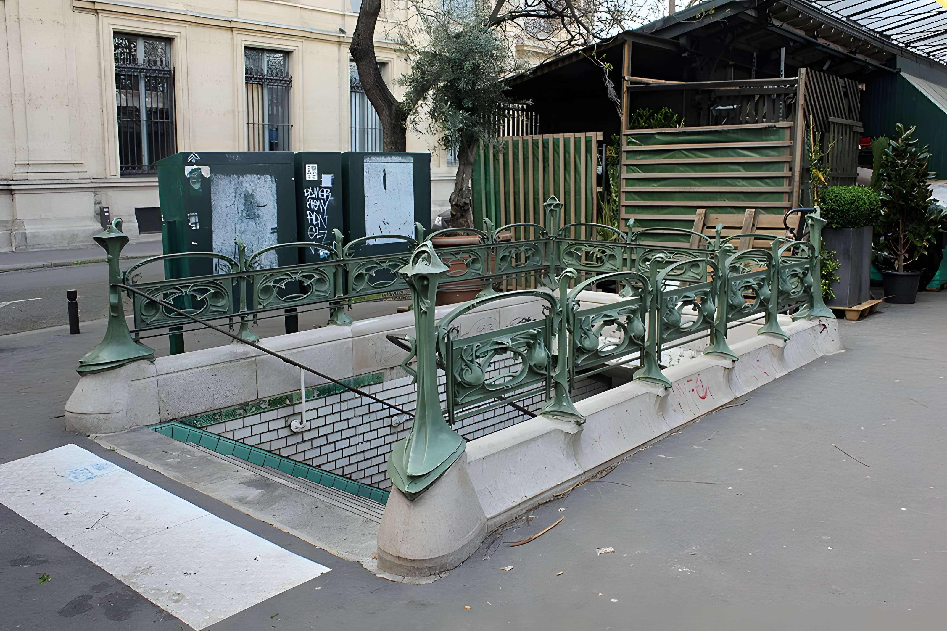 Édicule Guimard de la station Cité - Paris 4ème