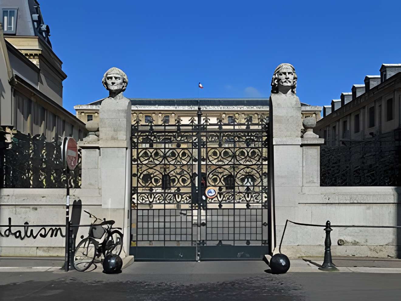 École nationale supérieure des beaux-arts - Paris 6ème . L'entrée rue Bonaparte