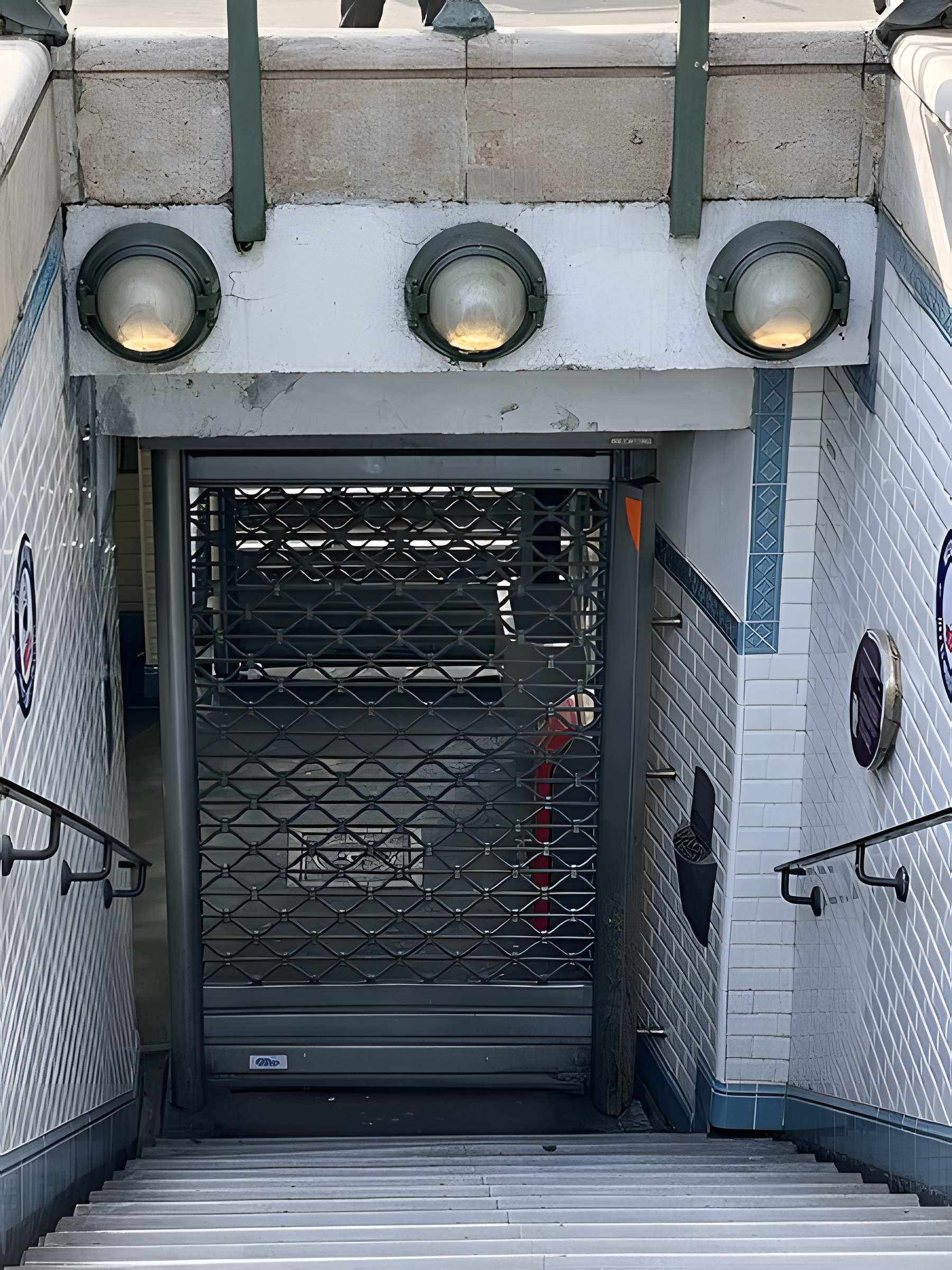 Édicule Guimard de la station Château d'Eau - Paris 10ème