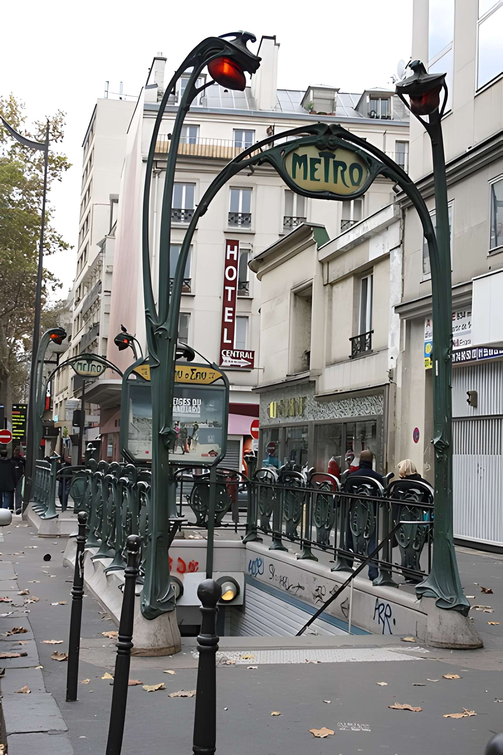 Édicule Guimard de la station Château d'Eau - Paris 10ème