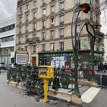 Édicule Guimard de la station Colonel Fabien - Paris 10ème