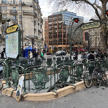 Édicule Guimard de la station Colonel Fabien - Paris 10ème