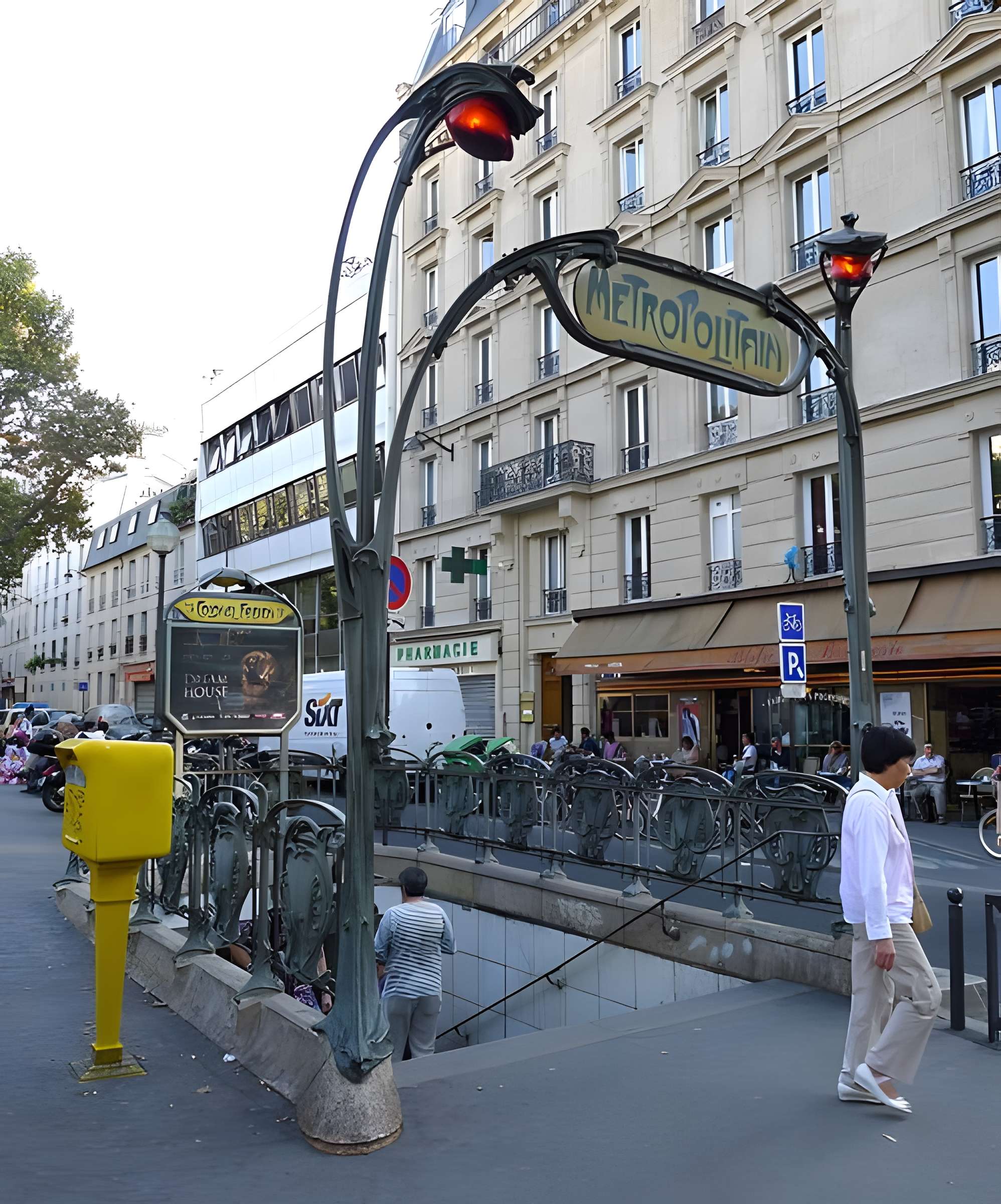 Édicule Guimard de la station Colonel Fabien - Paris 10ème 