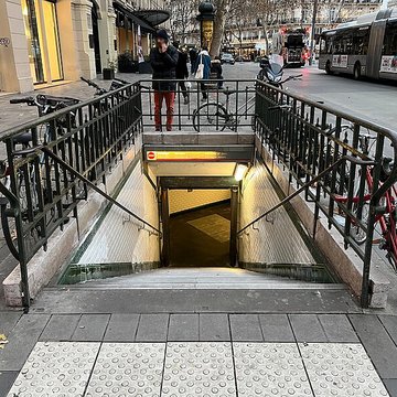Édicule Guimard de la station République - Paris 10ème
