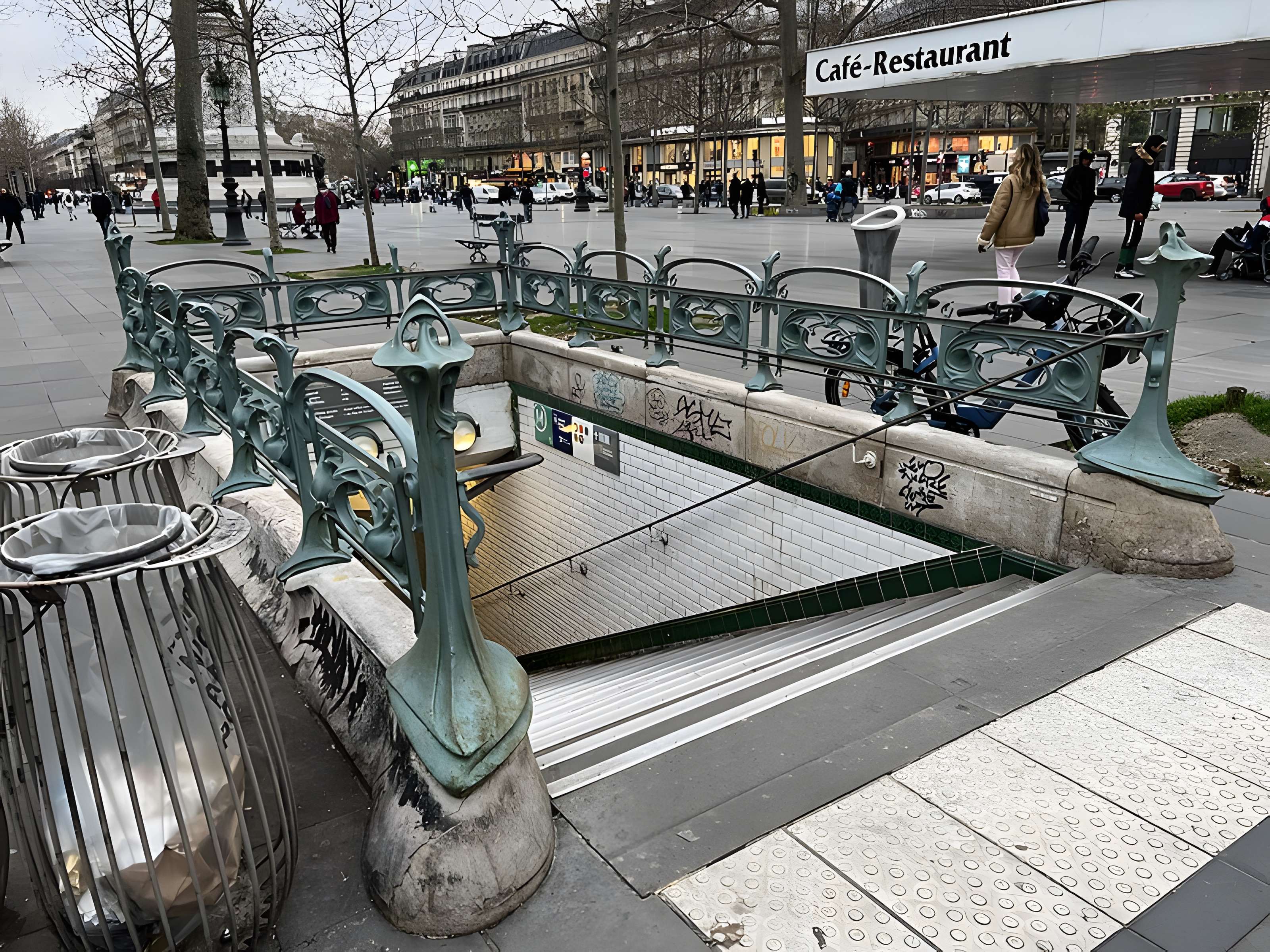 Édicule Guimard de la station République - Paris 10ème