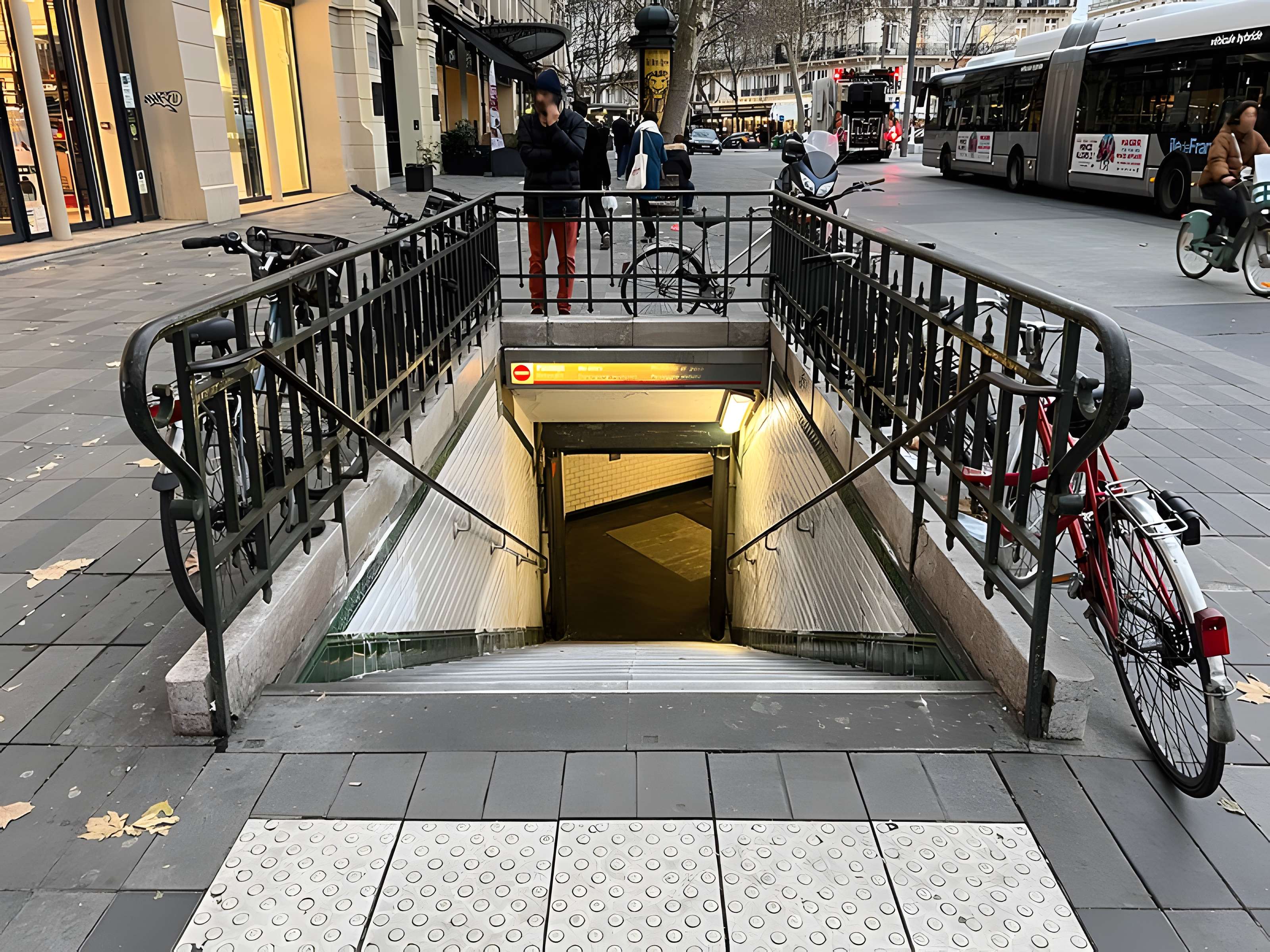 Édicule Guimard de la station République - Paris 10ème