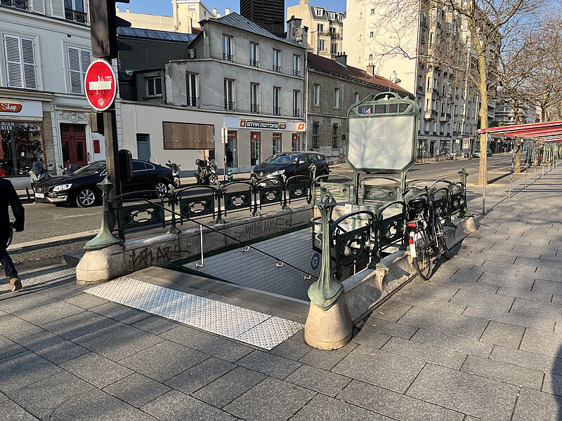 Édicule Guimard de la station Bréguet-Sabin - Paris 11ème