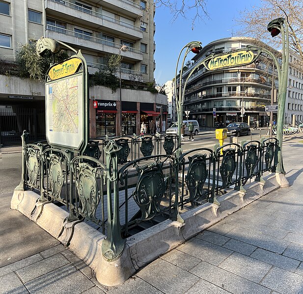 Édicule Guimard de la station Bréguet-Sabin - Paris 11ème