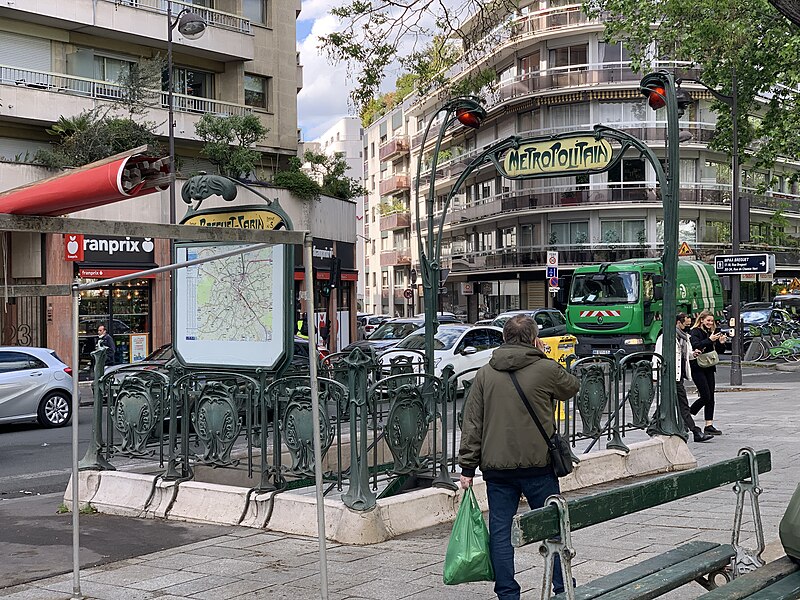 Édicule Guimard de la station Bréguet-Sabin - Paris 11ème
