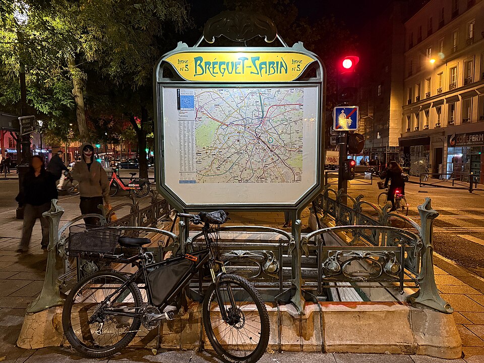 Édicule Guimard de la station Bréguet-Sabin - Paris 11ème