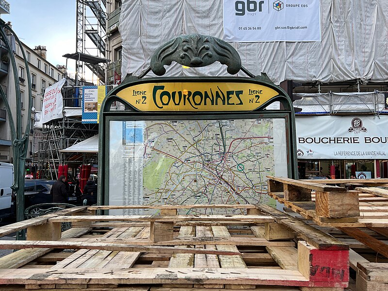 Édicule Guimard de la station Couronnes - Paris 11ème