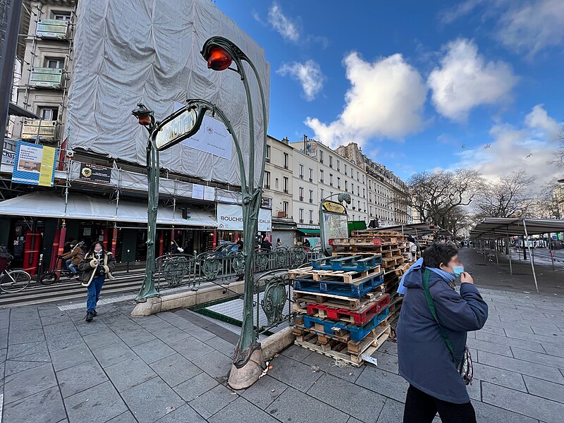 Édicule Guimard de la station Couronnes - Paris 11ème