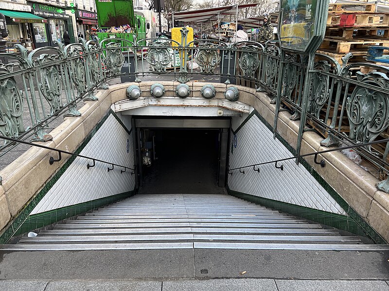 Édicule Guimard de la station Couronnes - Paris 11ème