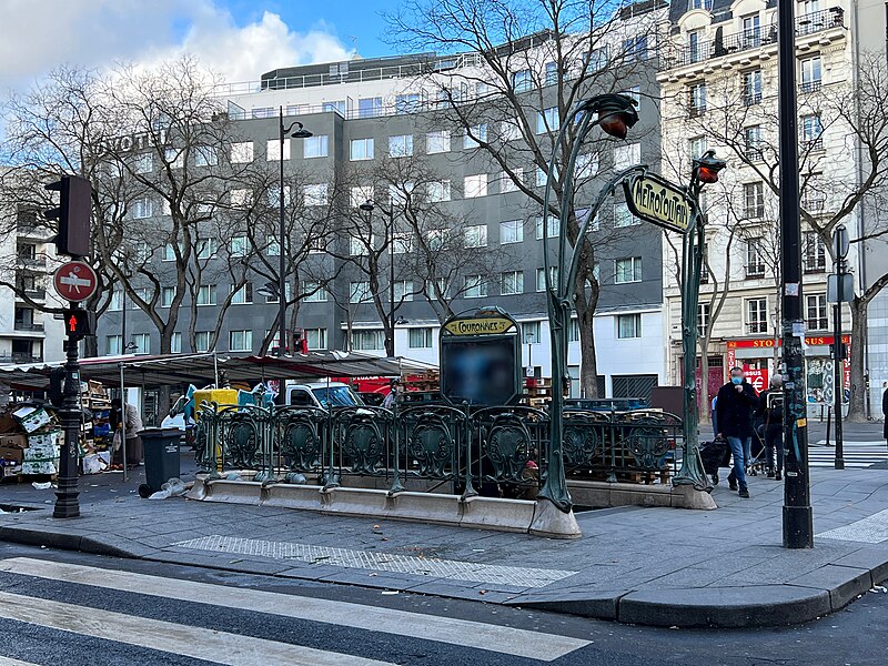 Édicule Guimard de la station Couronnes - Paris 11ème