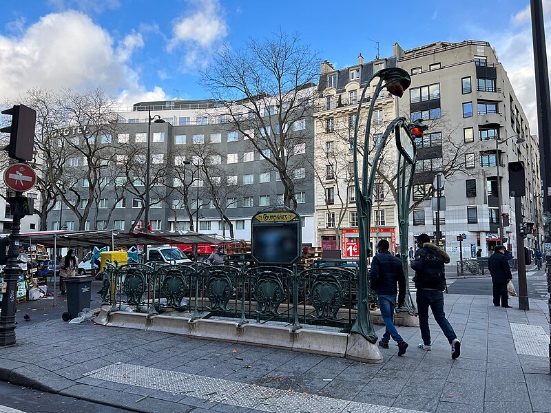 Édicule Guimard de la station Couronnes - Paris 11ème
