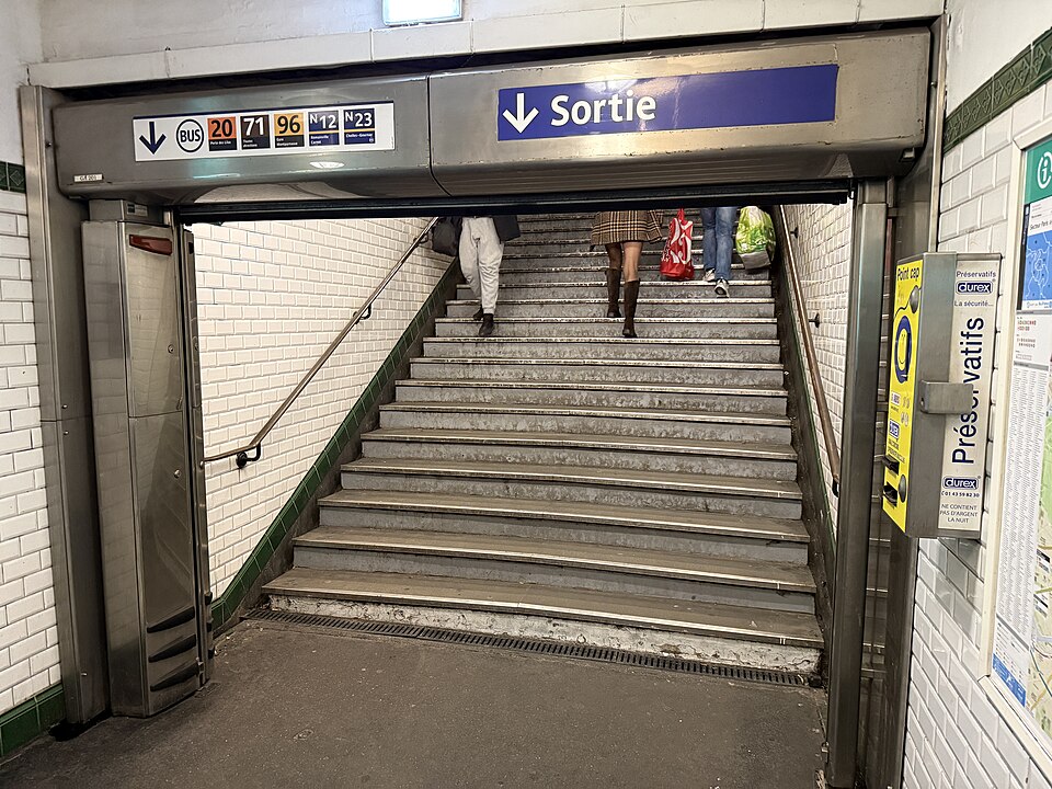 Édicule Guimard de la station Couronnes - Paris 11ème