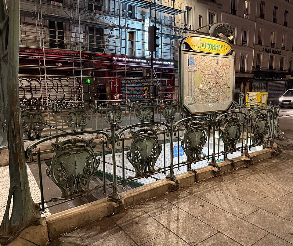 Édicule Guimard de la station Couronnes - Paris 11ème