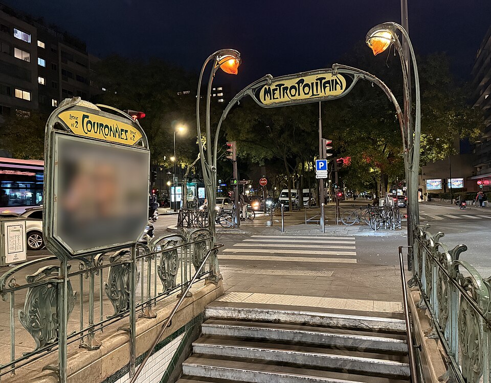 Édicule Guimard de la station Couronnes - Paris 11ème