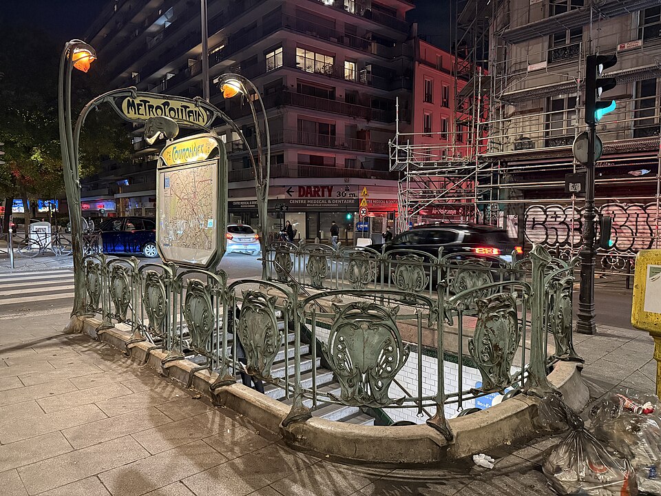 Édicule Guimard de la station Couronnes - Paris 11ème