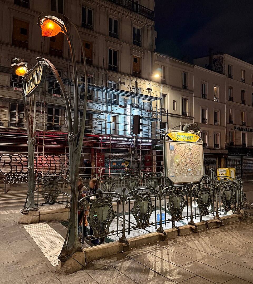 Édicule Guimard de la station Couronnes - Paris 11ème