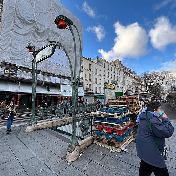 Photo de Édicule Guimard de la station Couronnes - Paris 11ème