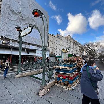 Édicule Guimard de la station Couronnes - Paris 11ème