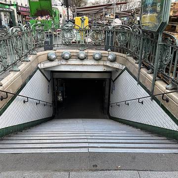 Édicule Guimard de la station Couronnes - Paris 11ème