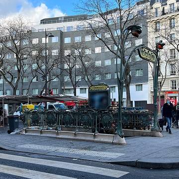 Édicule Guimard de la station Couronnes - Paris 11ème