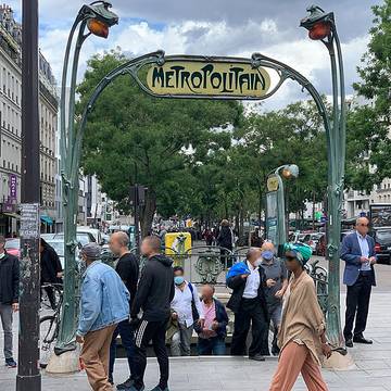 Édicule Guimard de la station Couronnes - Paris 11ème
