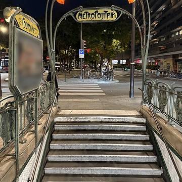Édicule Guimard de la station Couronnes - Paris 11ème