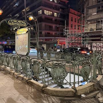 Édicule Guimard de la station Couronnes - Paris 11ème