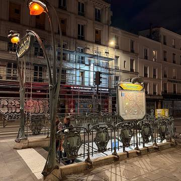 Édicule Guimard de la station Couronnes - Paris 11ème