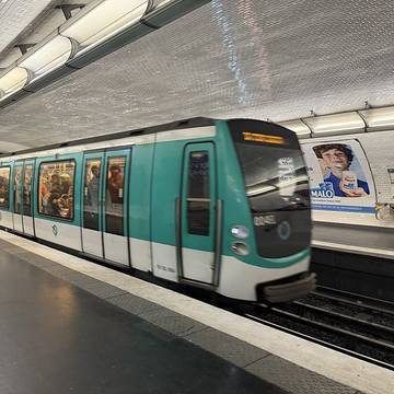 Édicule Guimard de la station Couronnes - Paris 11ème