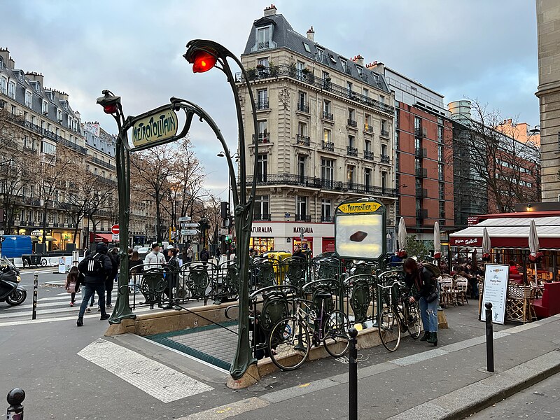 Édicule Guimard de la station Parmentier - Paris 11ème