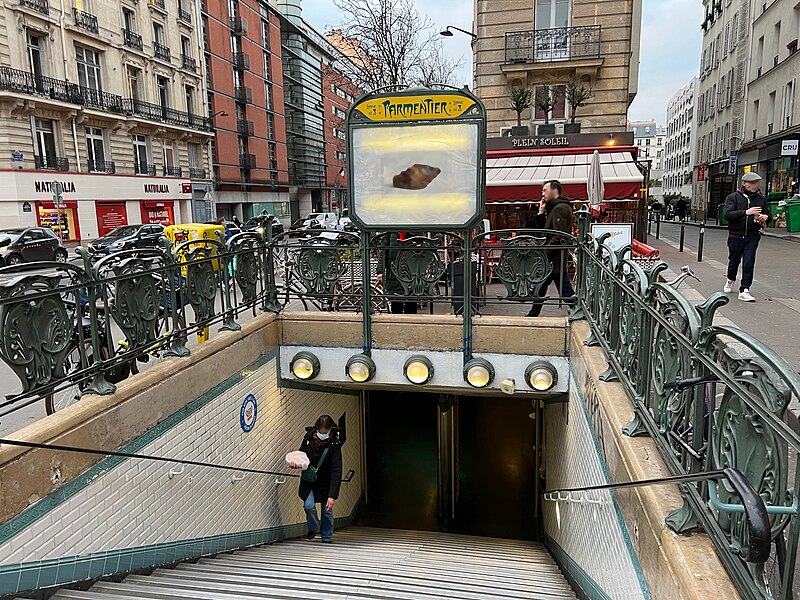 Édicule Guimard de la station Parmentier - Paris 11ème