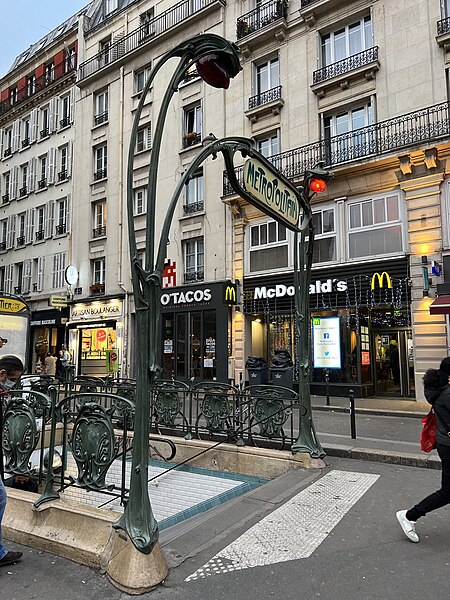 Édicule Guimard de la station Parmentier - Paris 11ème