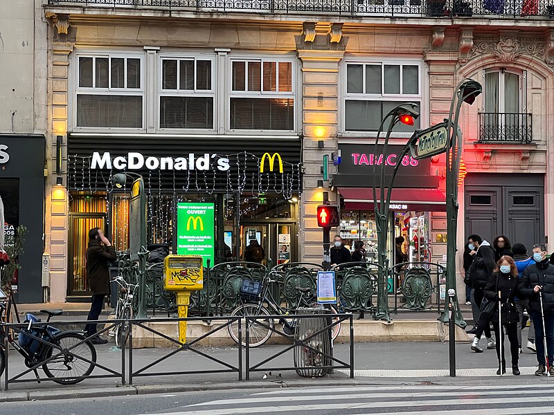Édicule Guimard de la station Parmentier - Paris 11ème