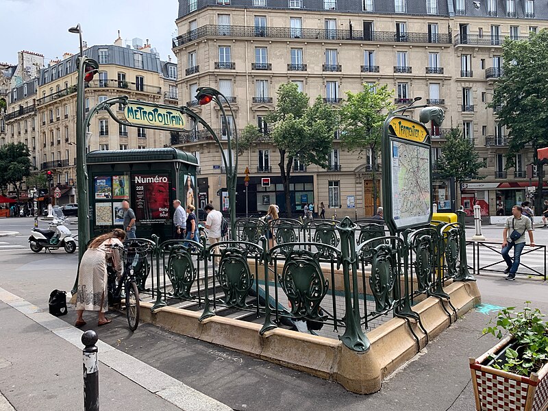 Édicule Guimard de la station Parmentier - Paris 11ème