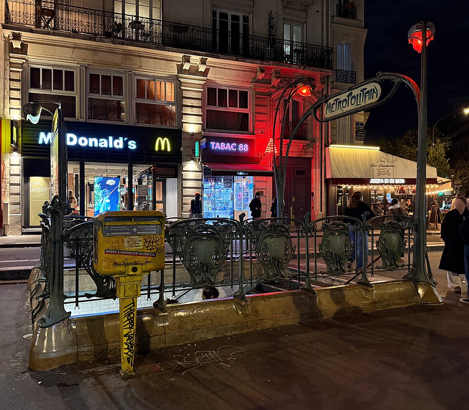 Édicule Guimard de la station Parmentier - Paris 11ème