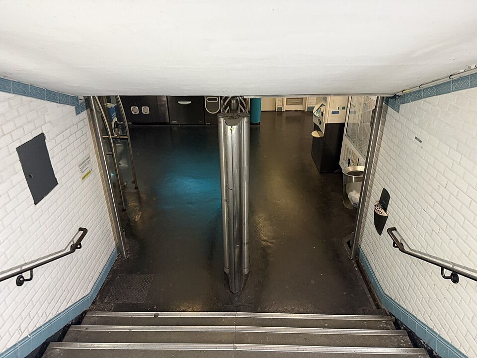 Édicule Guimard de la station Parmentier - Paris 11ème