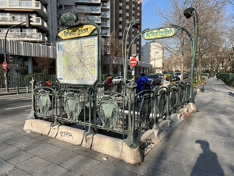 Édicule Guimard de la station Richard-Lenoir - Paris 11ème
