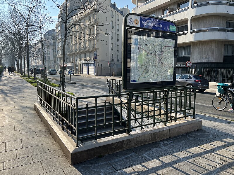Édicule Guimard de la station Richard-Lenoir - Paris 11ème