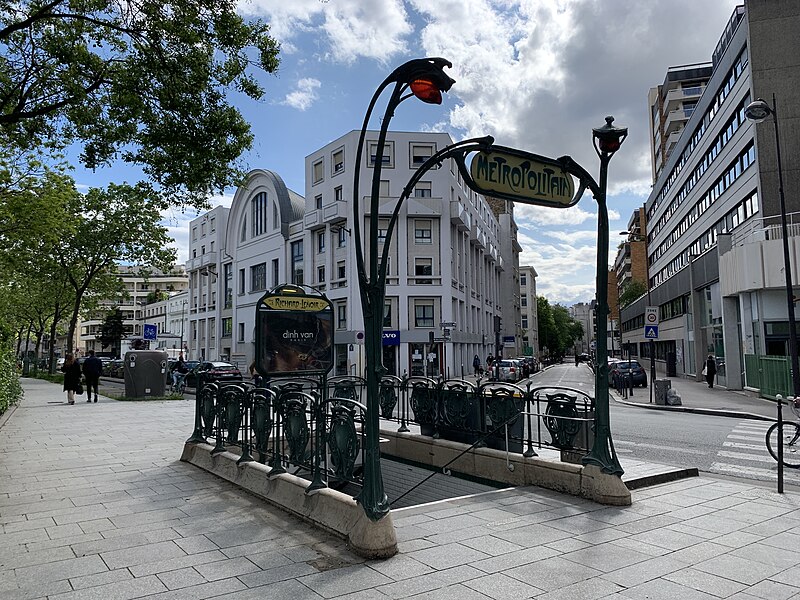 Édicule Guimard de la station Richard-Lenoir - Paris 11ème