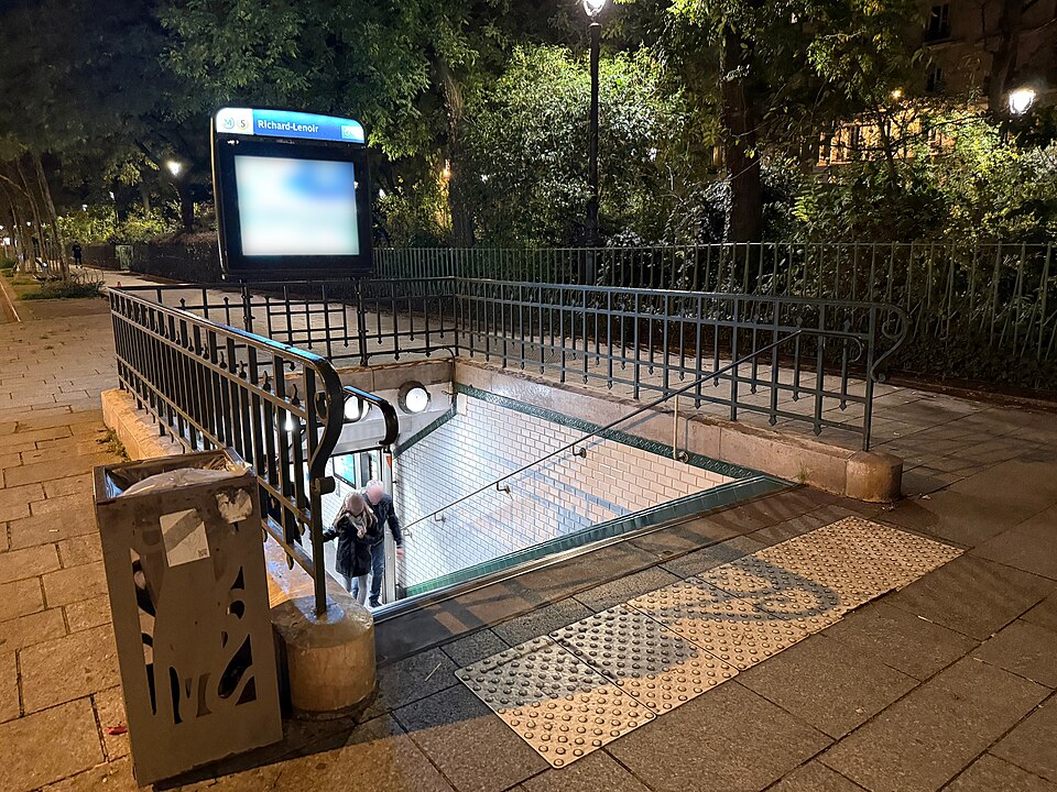 Édicule Guimard de la station Richard-Lenoir - Paris 11ème