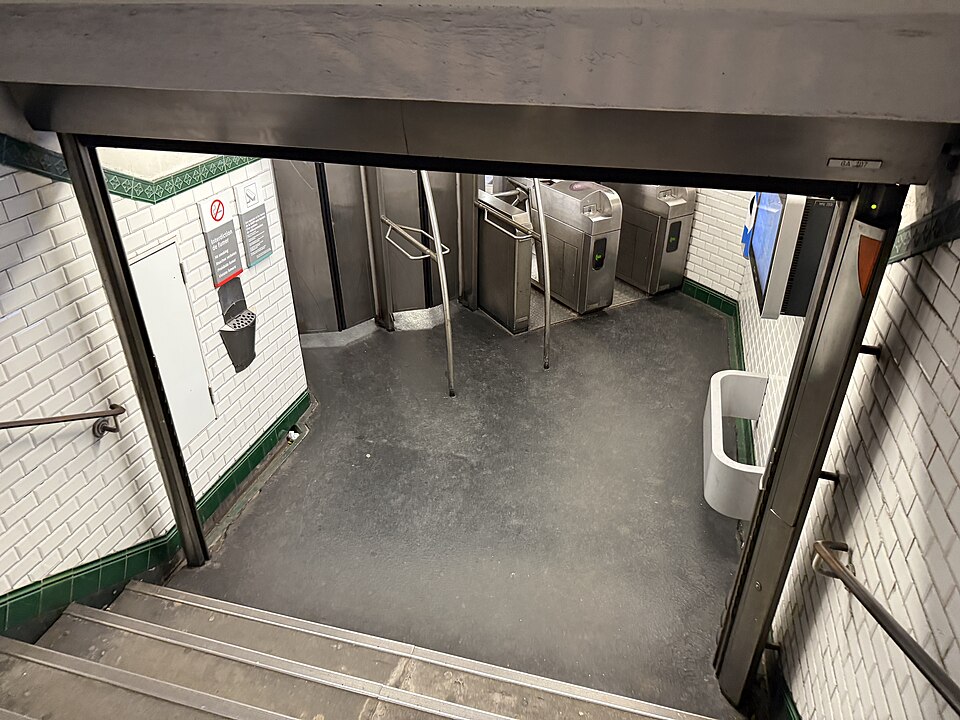 Édicule Guimard de la station Richard-Lenoir - Paris 11ème