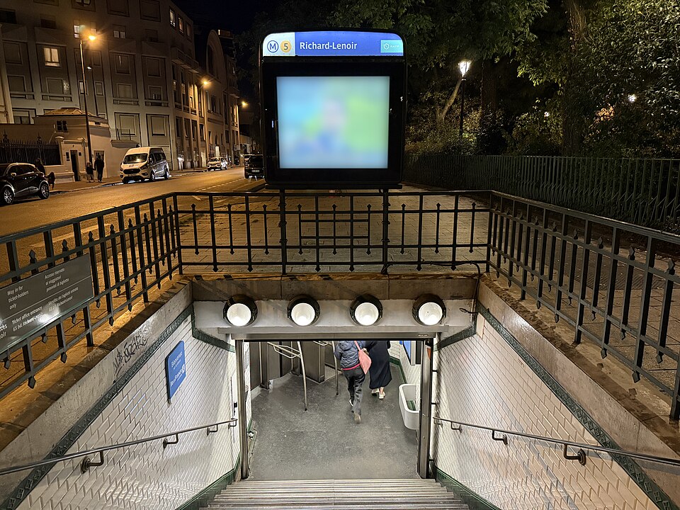 Édicule Guimard de la station Richard-Lenoir - Paris 11ème