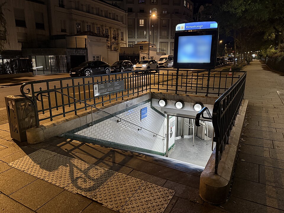 Édicule Guimard de la station Richard-Lenoir - Paris 11ème